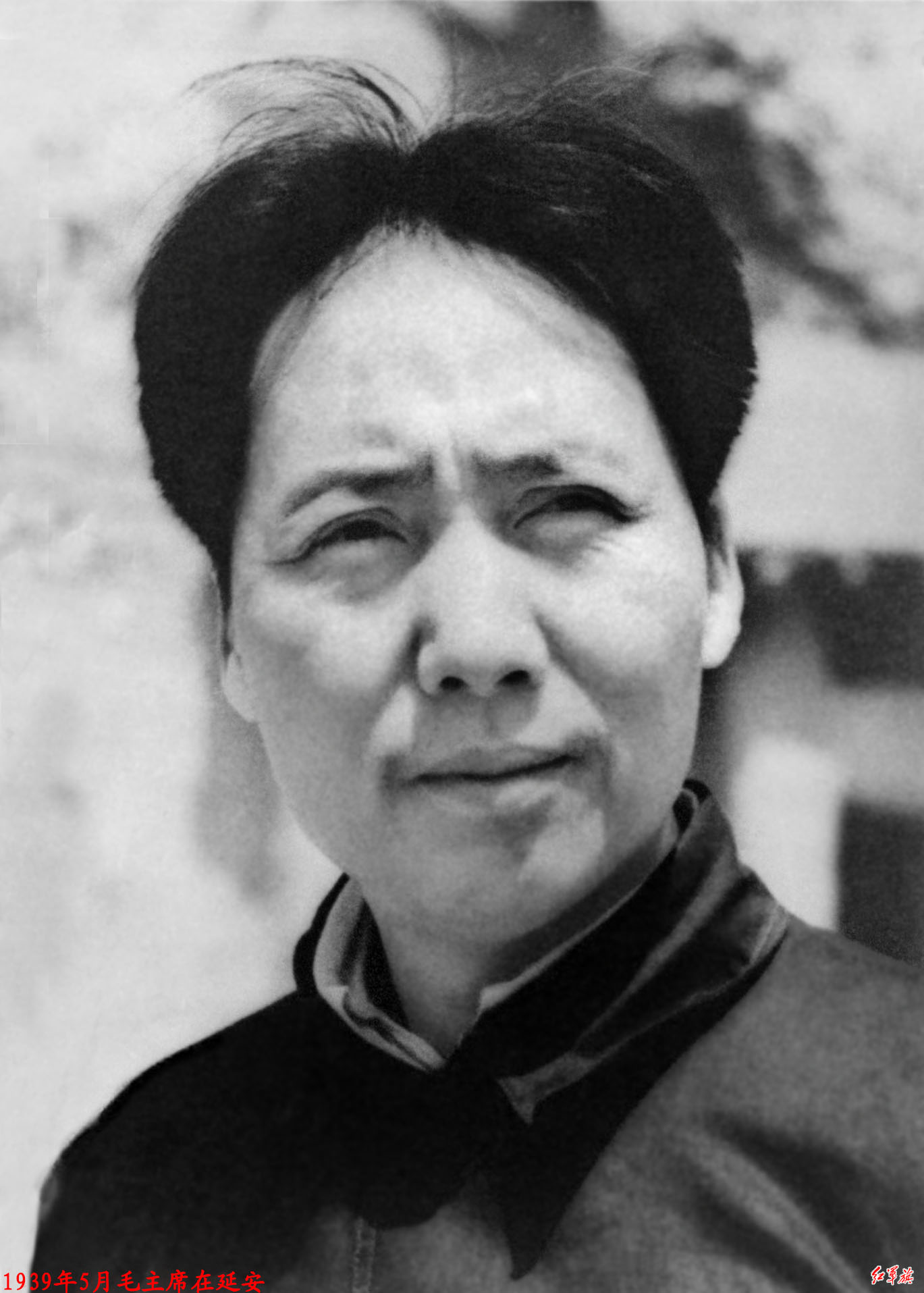 他在从中笑